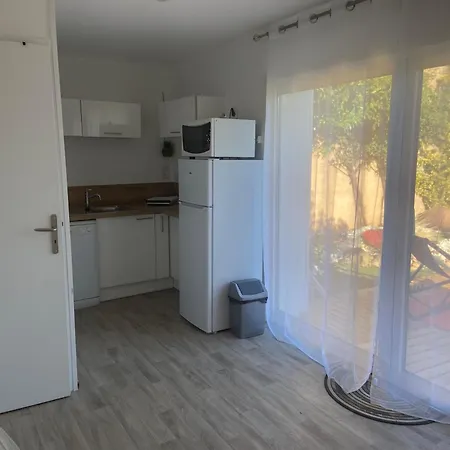 Terrasse Avec Piscine *